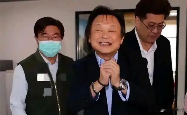 这也太坏了，自己怯战，却把别上架到火上烤。

王世坚一直不肯站出来竞选台北市长，