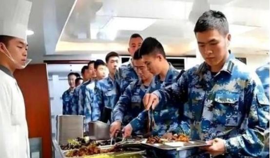 都说航母是吞金兽，到底有多夸张？
 
就拿山东舰来说，每天光猪肉，就得整整24头