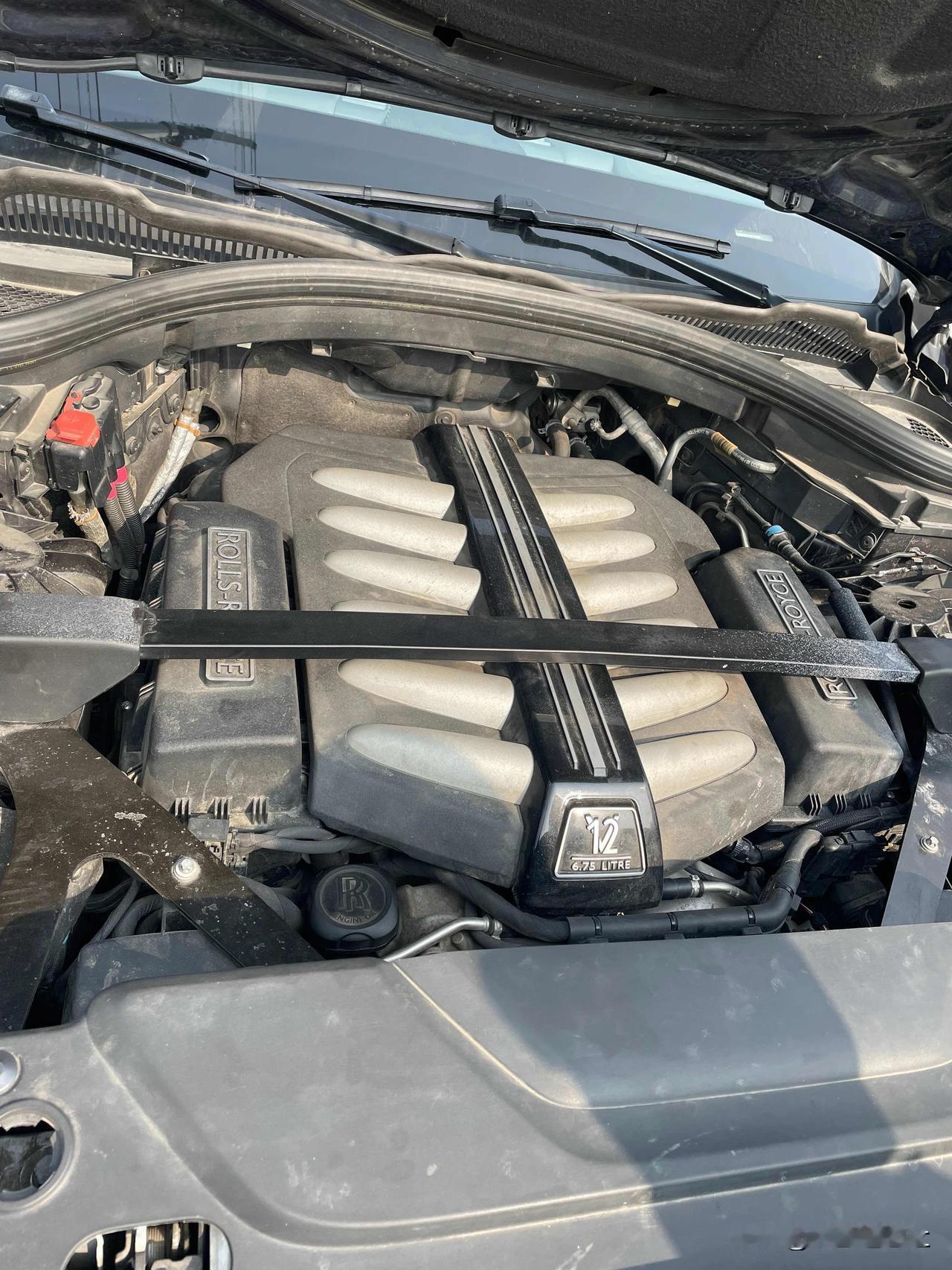 和电机相比，发动机那硬朗的外形与澎湃的气势，怎么看都更让人觉得舒坦自在。