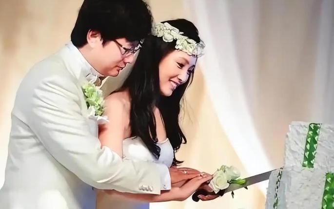 2012年2月28日，女明星白静在北京娘家被老公周成海连扎好几刀没了命，周成海跟