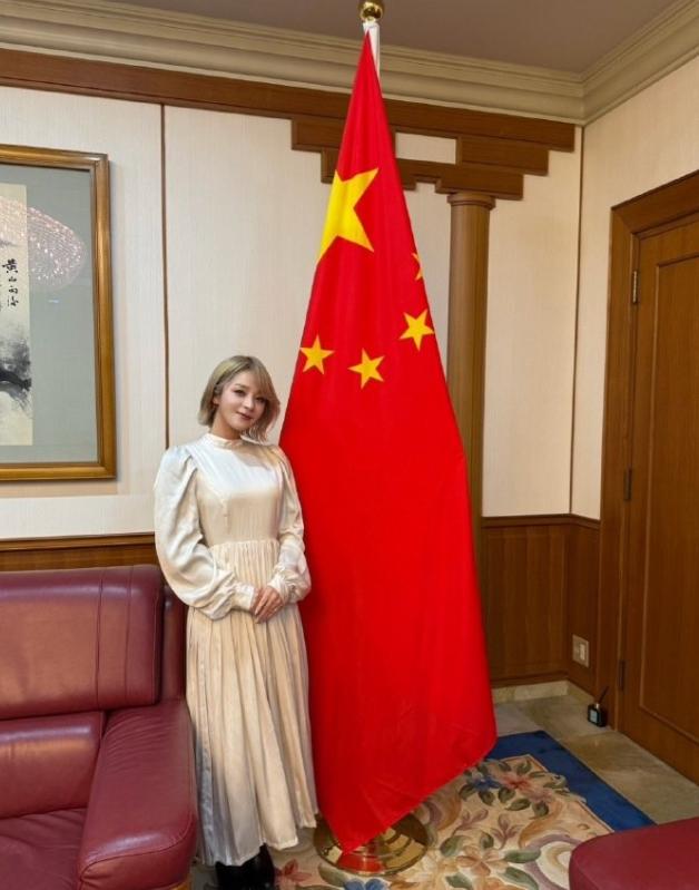 正当因高市早苗不当言论，中日两国关系紧张之时，19日，日本当红歌星美依礼芽发了一