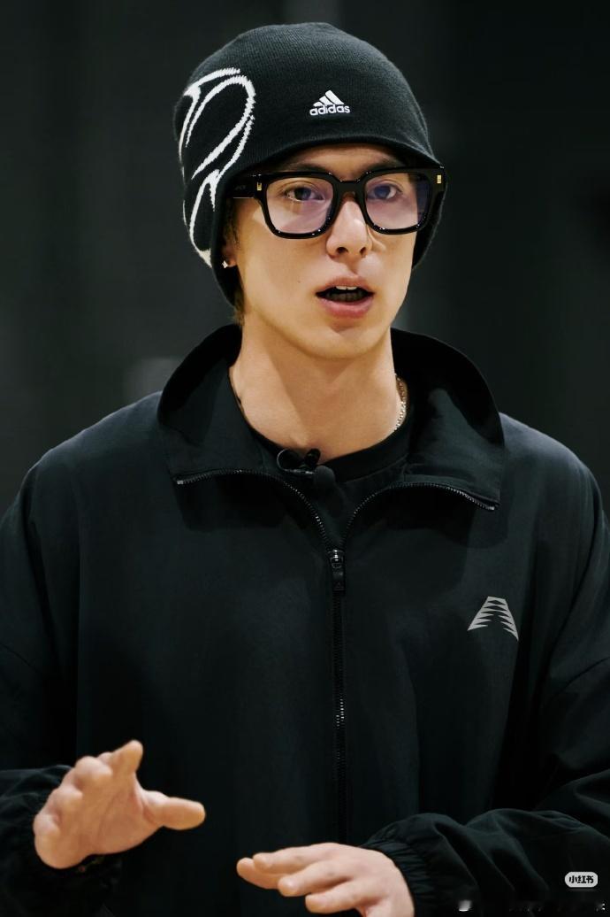 王鹤棣比马丁大十岁真的被惊到说不出话，完全看不出大十岁啊！王鹤棣这状态也太绝了，