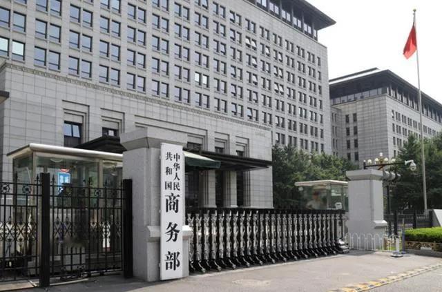 【热点评述】中国近期的三招反击，如行云流水，并能击中其要害。
第一招，针对美国高