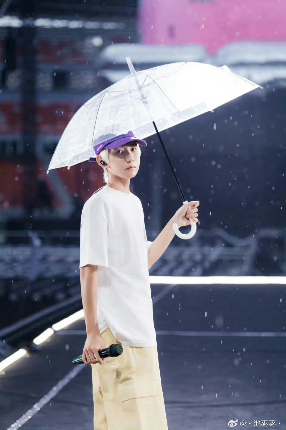 王源太原演唱会撑伞神图[送花花][送花花]（cr：池枣枣） ​​​