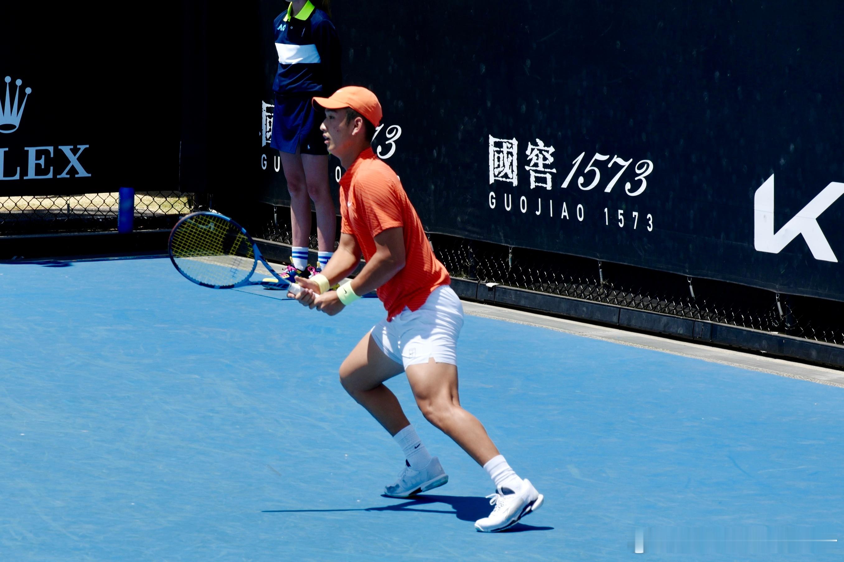 澳网2026 男单正赛首轮进行中🇨🇳商竣程6-4/6-7(2)/6-4🇪?