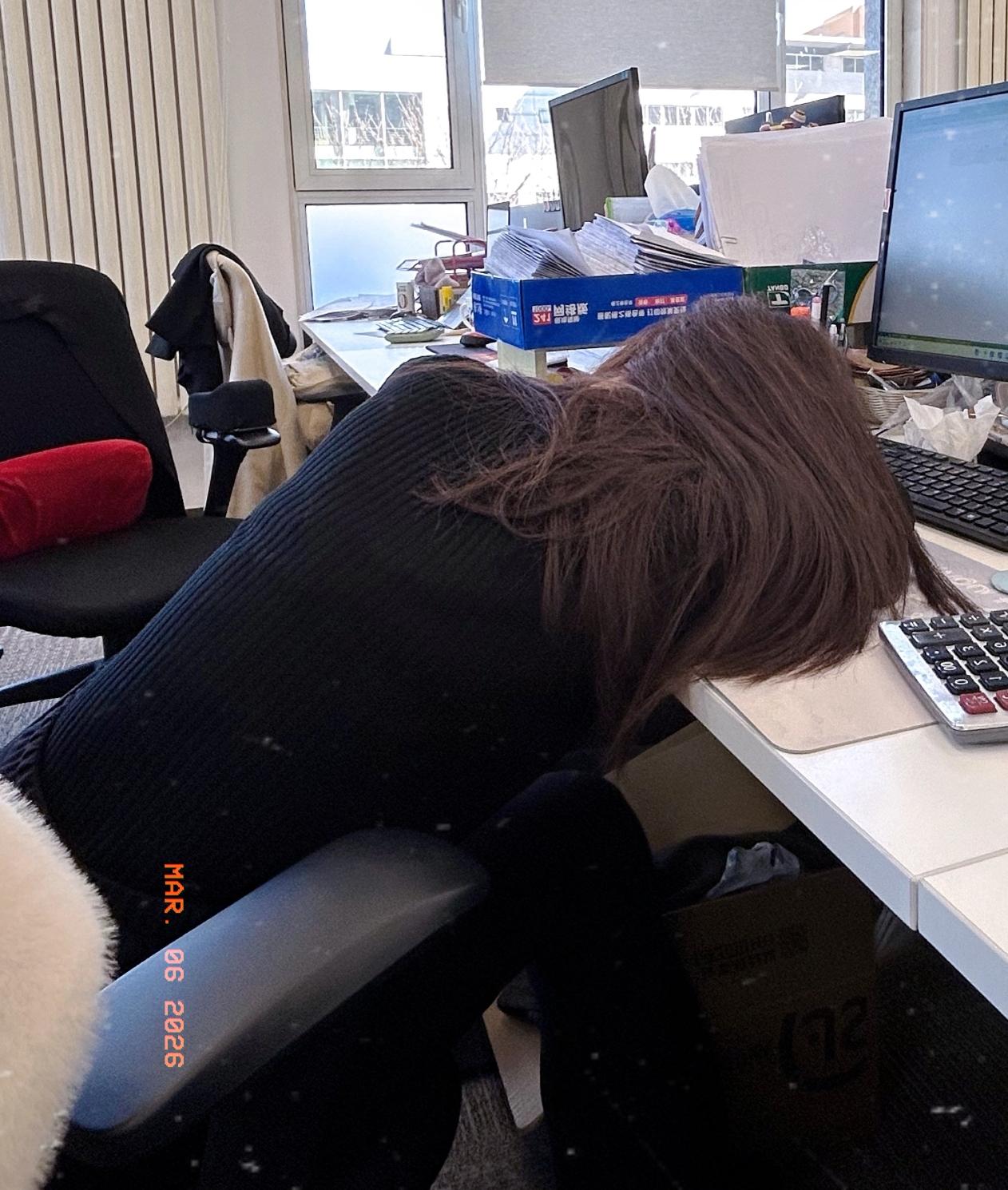 我居然把睡过头变成了赚钱的路子。
 
上周迟到三回，直接扣了150块。
我脑子一