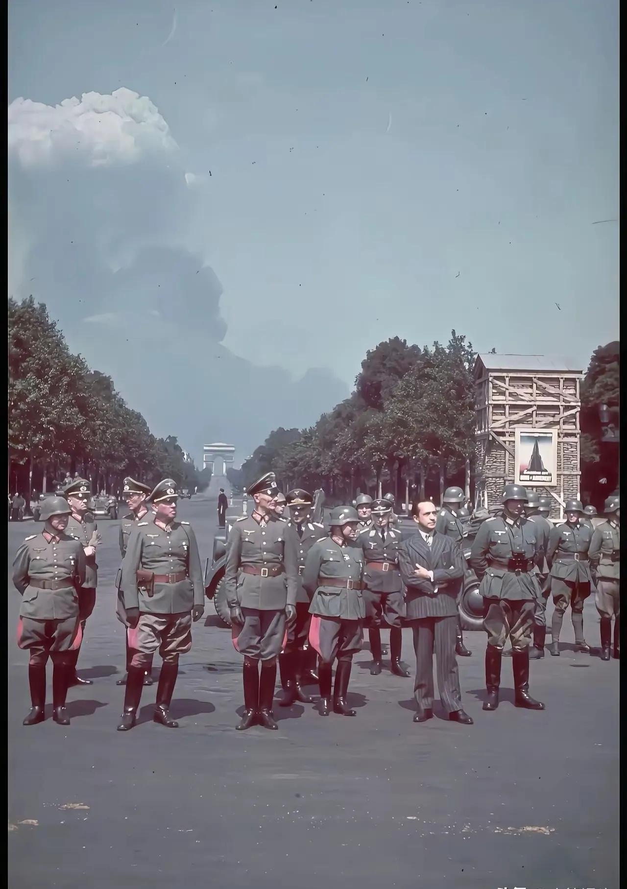 瞧瞧当年德国的军官，在被入侵国家的领土上耀武扬威。把侵略者的骄横表演的淋漓尽致。