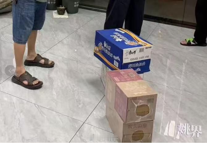 浙江余姚六旬老人深夜送物资慰问防台工作人员 7月10日晚七点，台风“巴威”逼近，