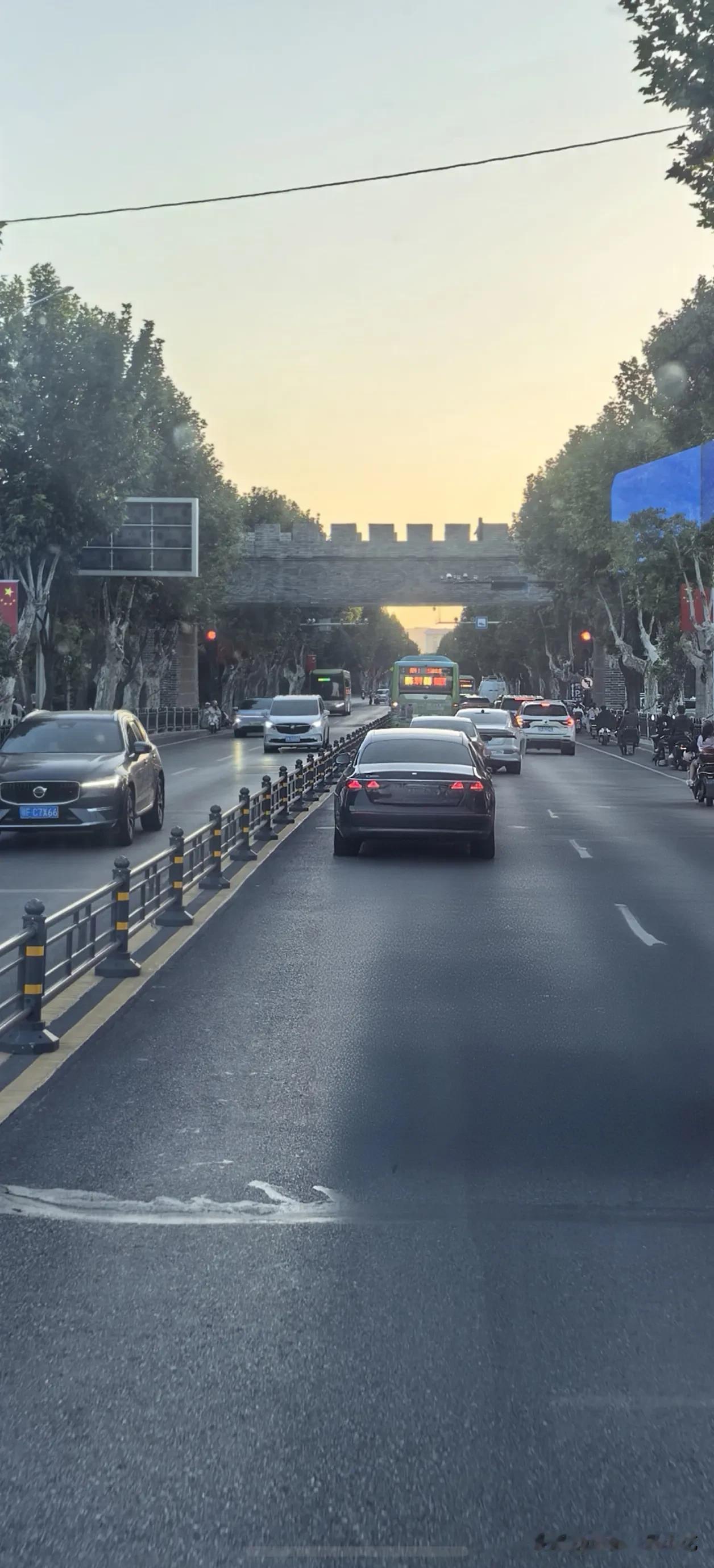 这是东门口连接起来的城墙，叫东门外，大家觉得风格怎么样？