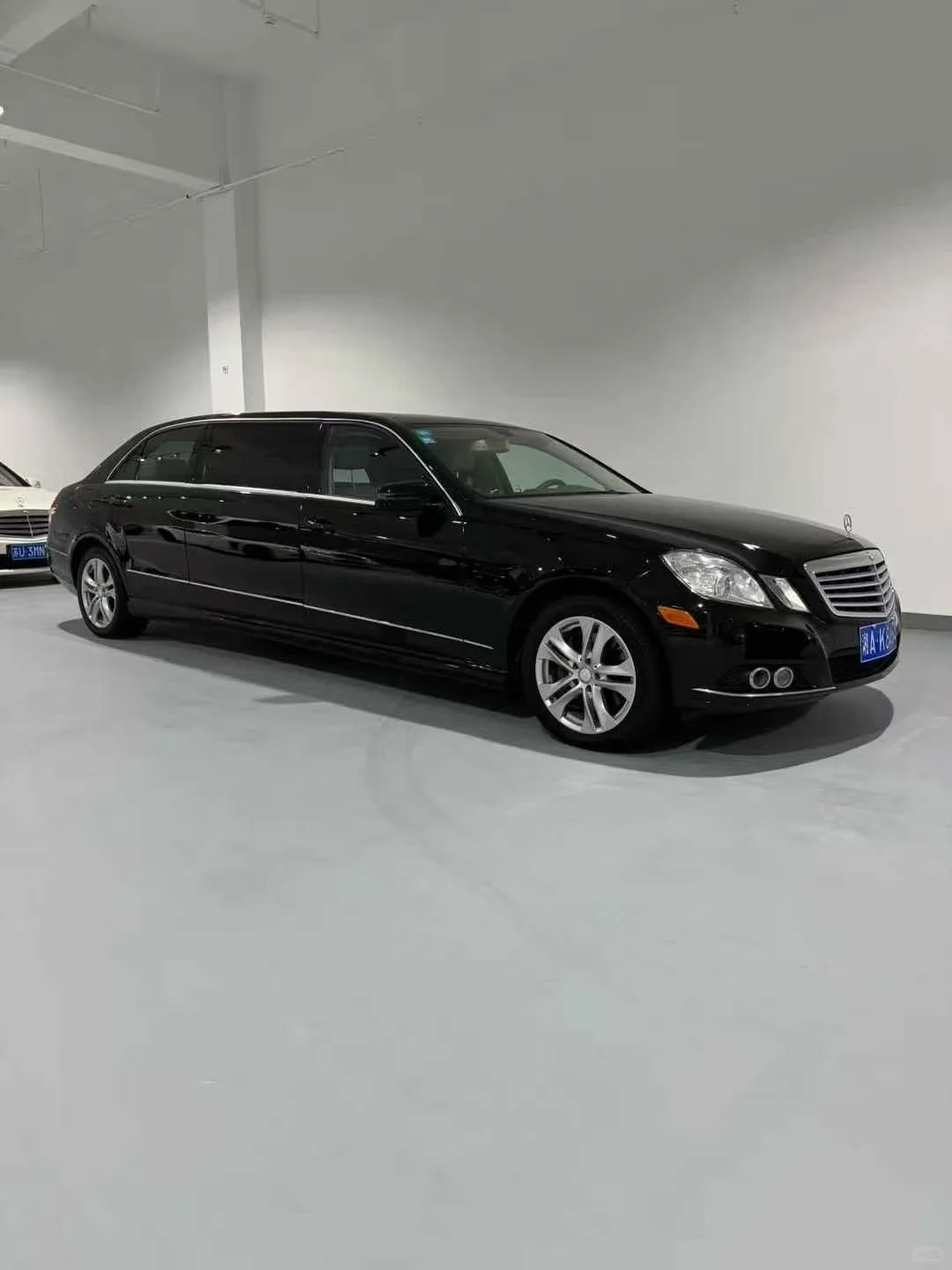 好车分享 在国内的奔驰E级加长车，看这奔驰是美规车，而且内饰风格也不太像国内改的