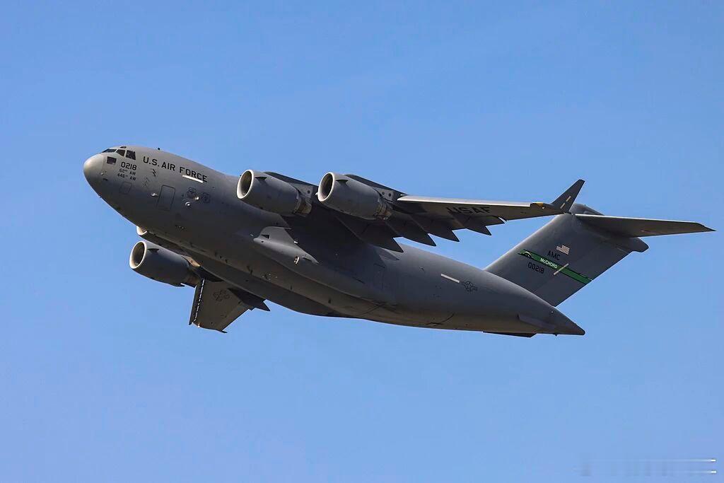 美国这又要弄啥？媒体报道说有大批美军飞机突然飞往欧洲，飞机主要型号为C-17运输