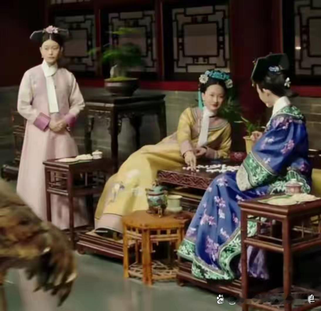 如懿的体态真是让人服气，永远东倒西歪，就像坐不直一样，这就是贵女的仪态吗？ ​​