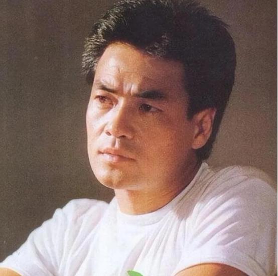 1994年，王志文抢走了尤勇智的女友许晴，尤勇智到葛优家痛哭，葛优安慰他说：“兄