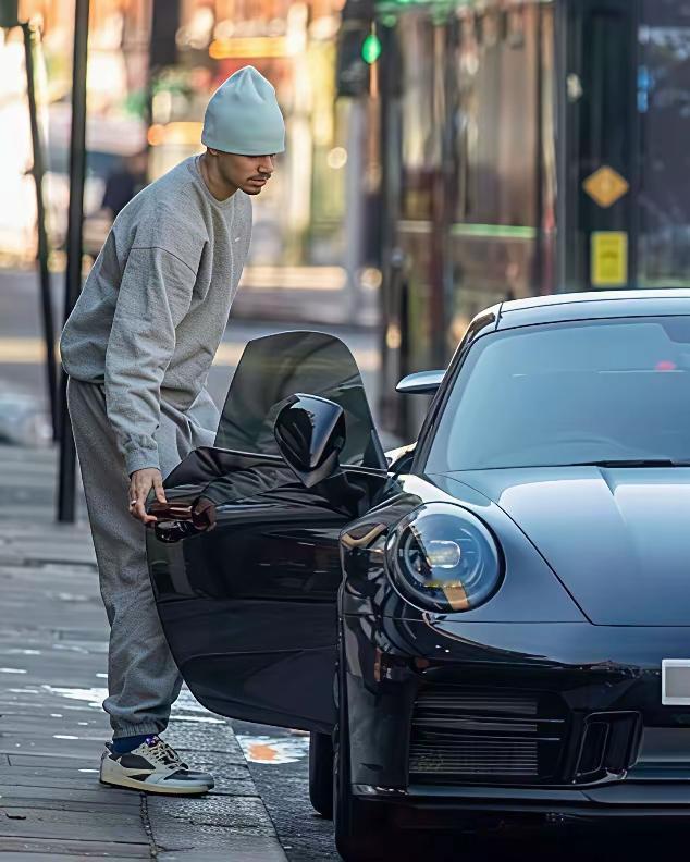 虽然一脸的不情愿，可谁叫他是贝克汉姆和维多利亚的儿子。

有人拍到罗密欧贝克汉姆