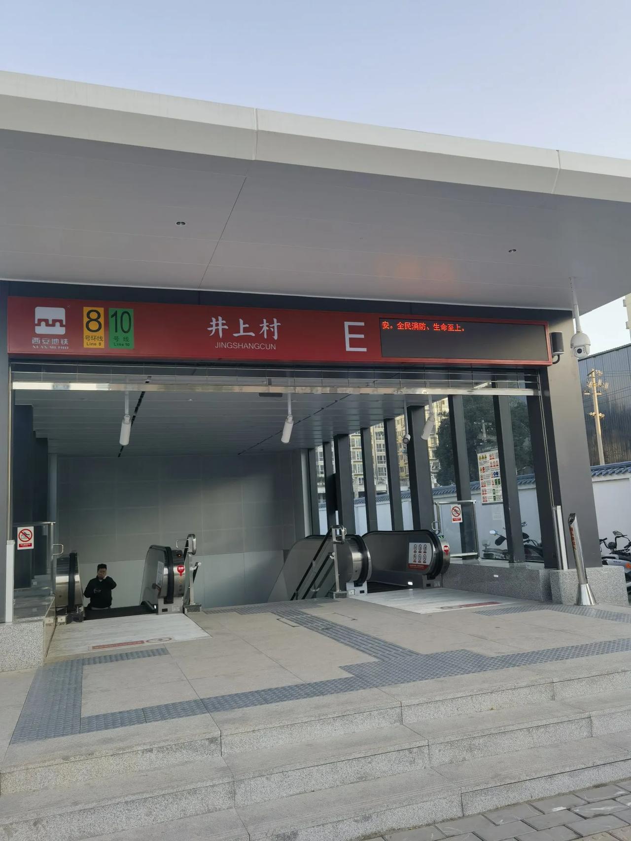 西安地铁10号线周六早8:30分客流情况，还可以，不是拉椅子专列，请各位朋友看图