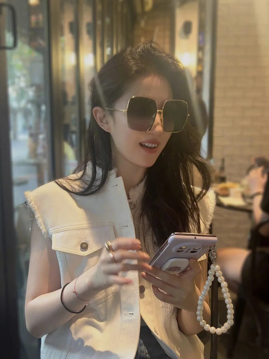 刘亦菲穿短裙身材纤细比例超好 笑容甜美灵动可爱.刘亦菲在社交平台公开一组私照，照