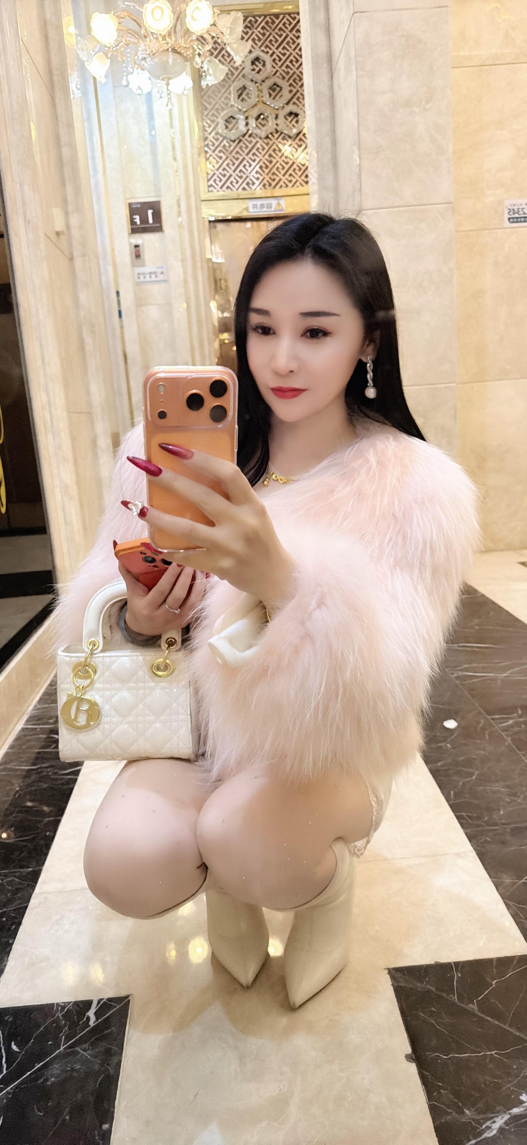 女孩子一定要努力挣钱，别想着别人送，全网都在说送波司登羽绒服我八年前就...