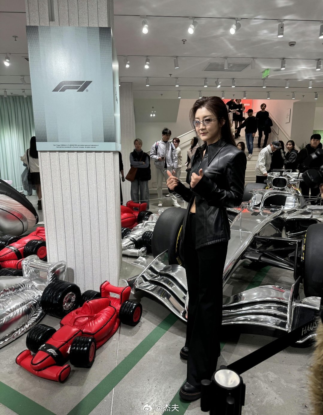 陈梦好飒 2026年F1中国大奖赛现场，陈梦皮衣造型亮相，飒爽十足！气场拿捏得死