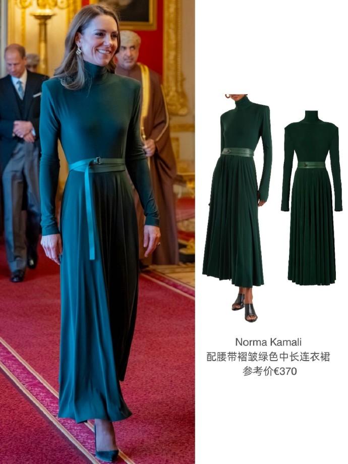 英国妯娌大红大绿谁更美？[灵光一闪]
梅根一身暗红，凯特一身墨绿，
都用腰带装饰