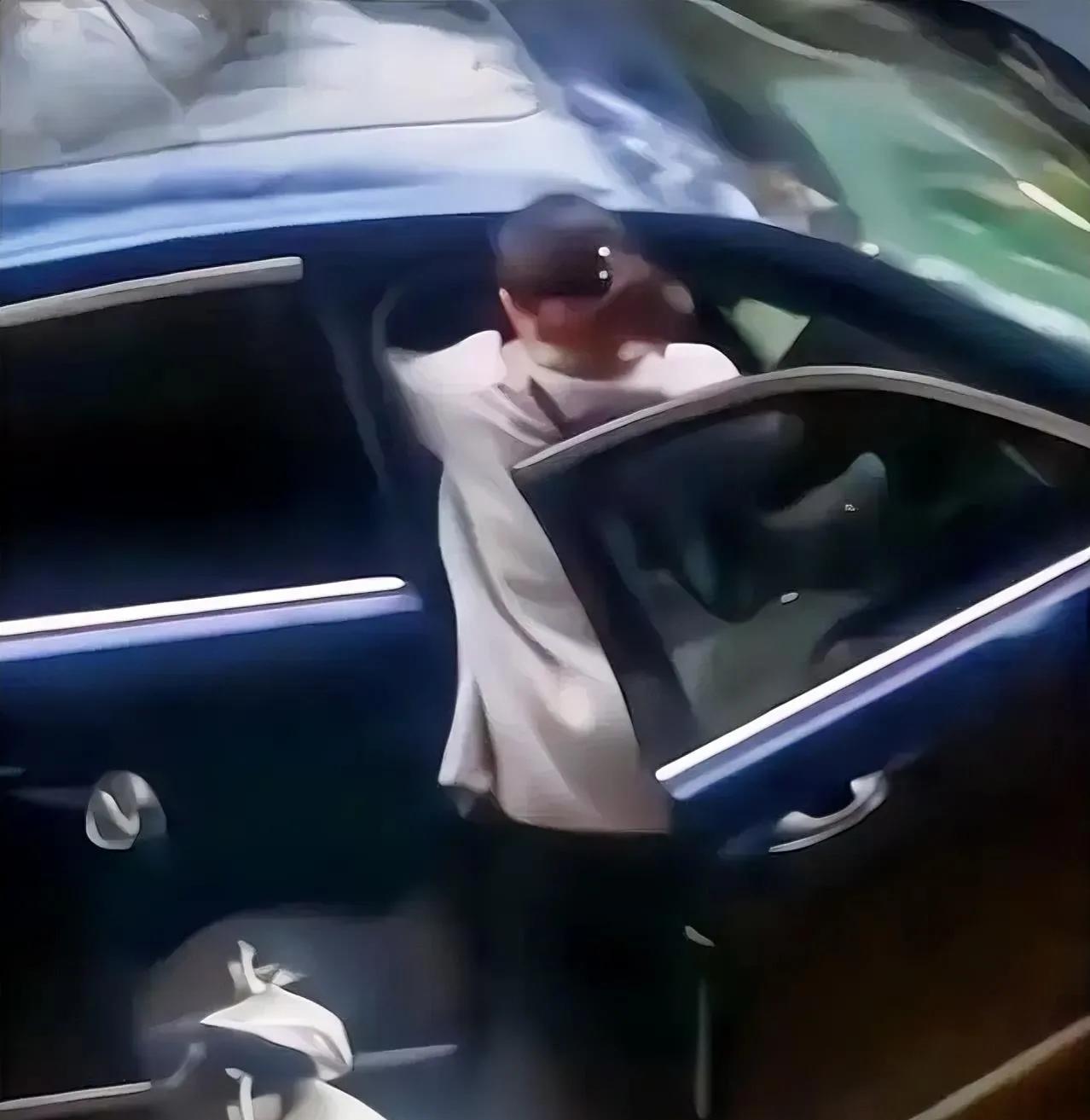 女子买菜回家，撞见丈夫和小三“共处一车”，打小三反被丈夫掐脖。

江西的李女士和