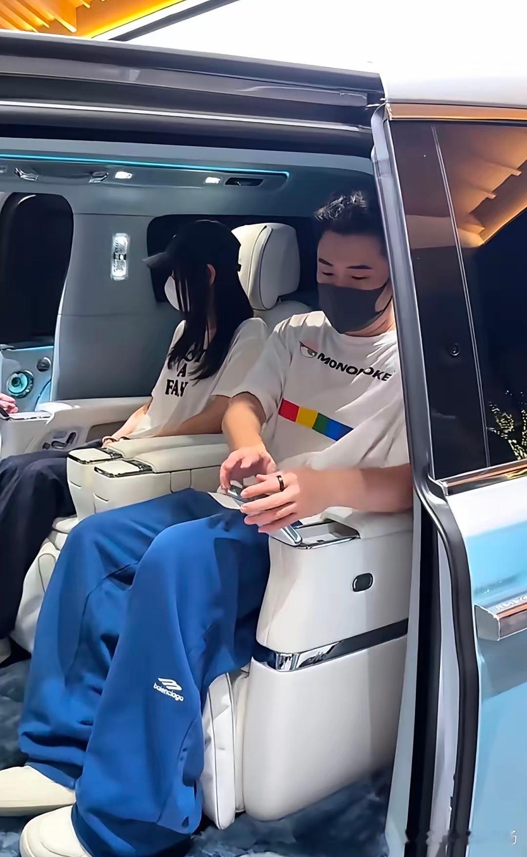 陈赫张子萱现身豪车展厅，穿搭低调低调出行 