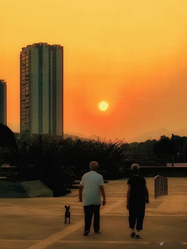 生命如白驹过隙，在浩瀚天地间不过惊鸿一瞥。世人汲汲营营，终难逃黄土一抔。人生三境