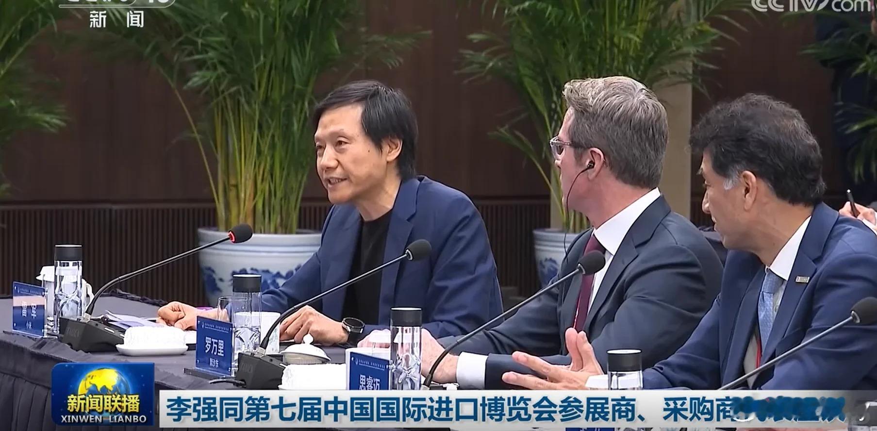 雷军这是要……新闻联播看见雷总了，就这一个在网上经常看见的，还挺亲切[喵喵] ​