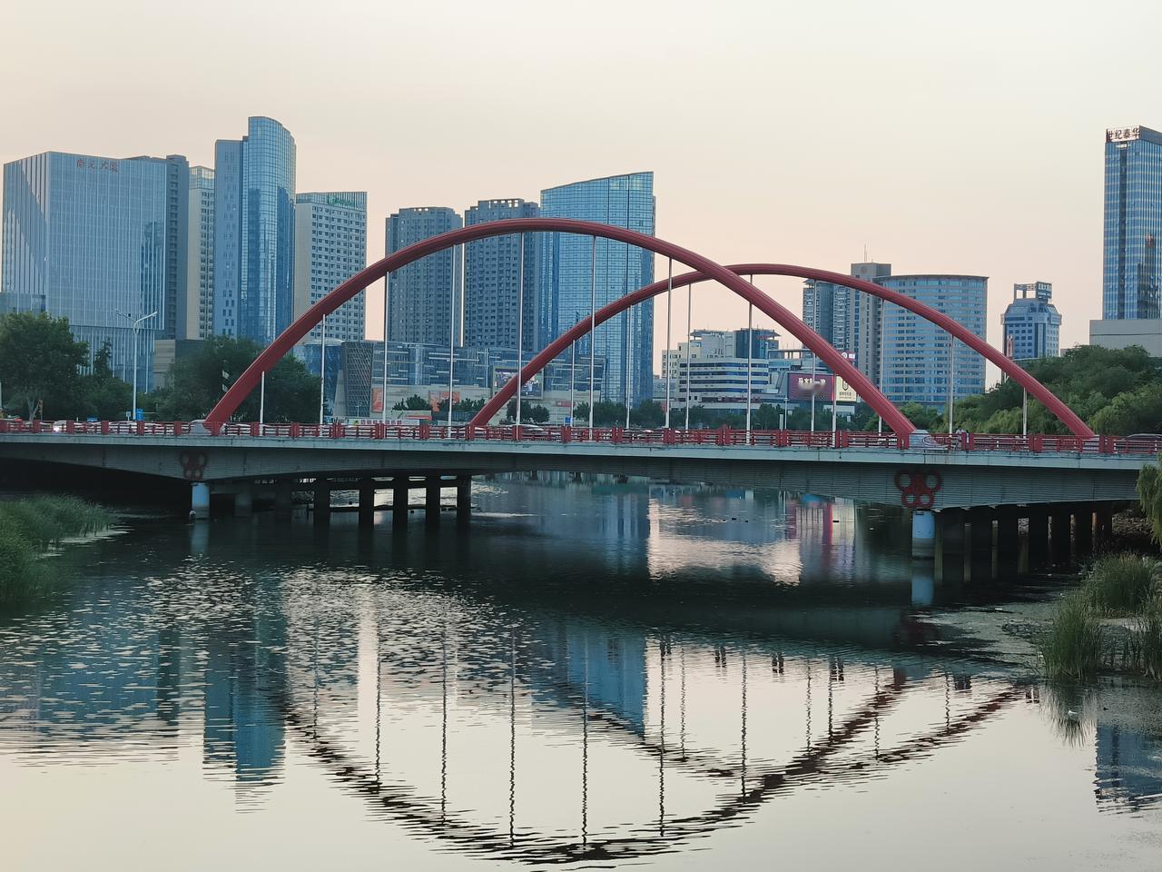 有没有人跟我一样，每次跟老公回老家，一进卧室床上桌子上厚厚的一层土，然后默默的自