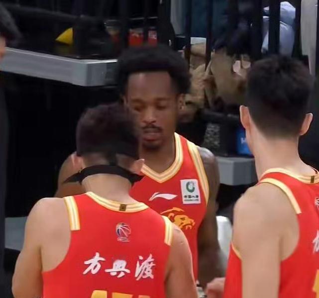 6连胜！广厦90-75轻取青岛，这三位球员是赢球功臣！
 
1. 卡尔顿：内线大