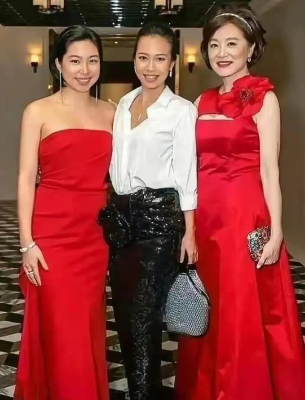 林青霞这辈子唯一做错的事是没有将自己的优秀基因延续下去，林青霞的美貌是100年一