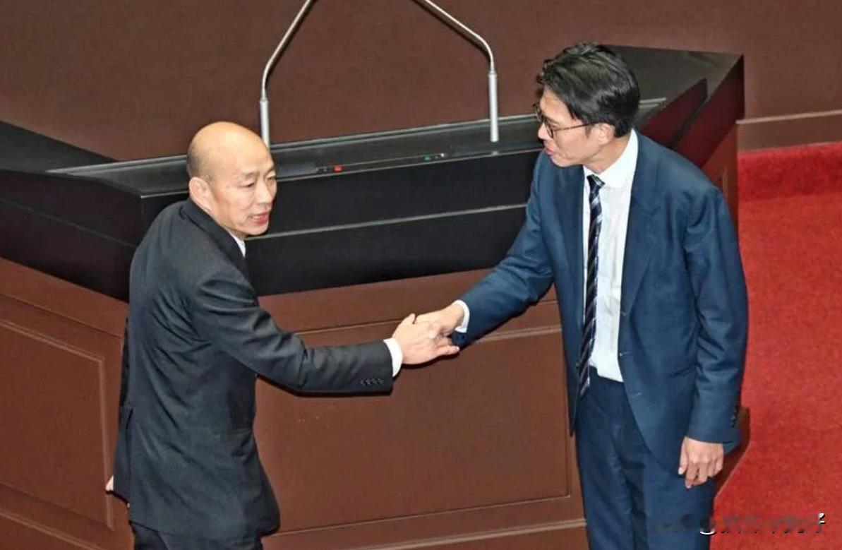 黄国昌毕业前送大礼，与蓝营携手通过一系列修正案

台立院昨天召开本会期最后一次院