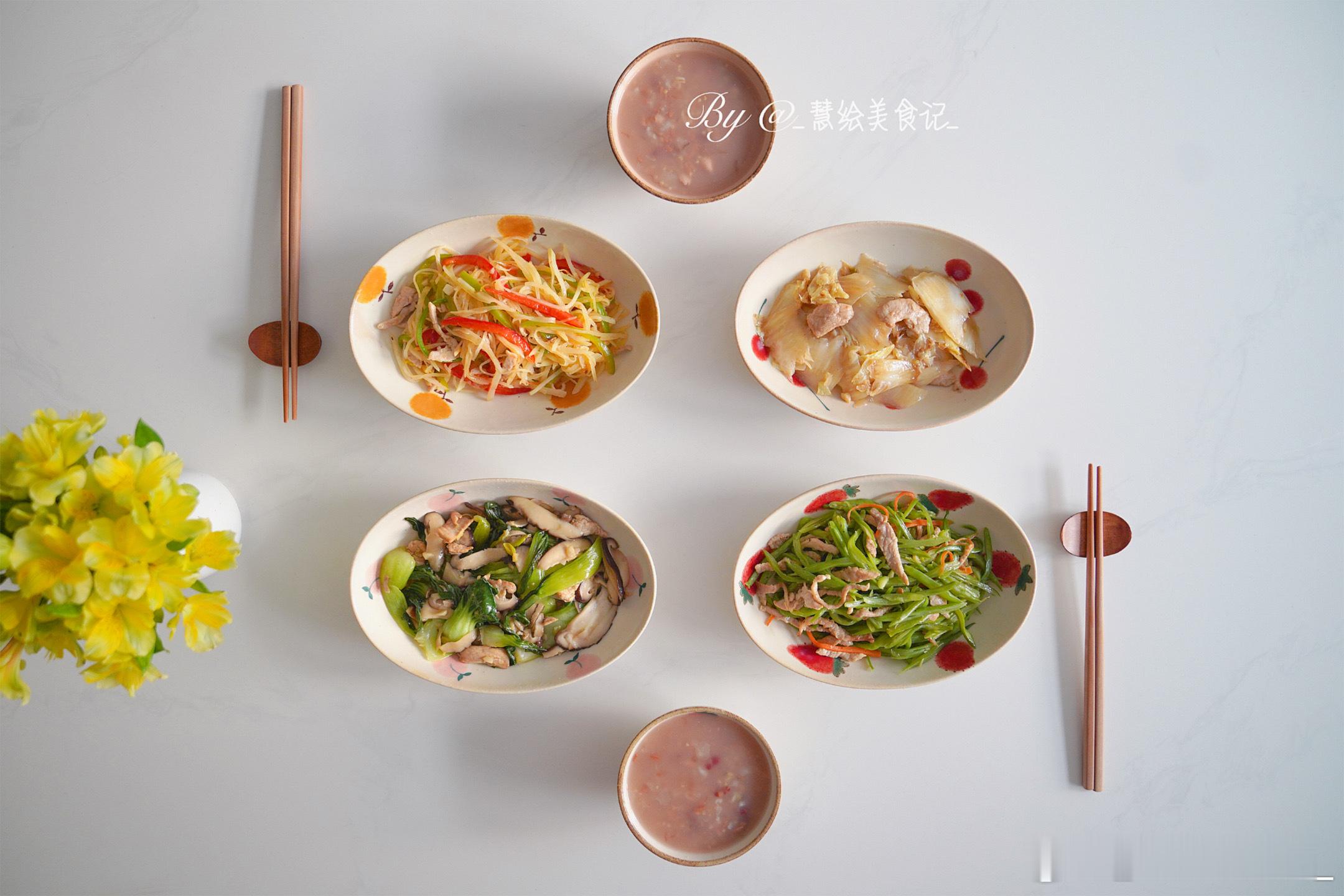 吃晚饭~香菇油菜、炒三丝、白菜炒肉、豆角胡萝卜炒肉丝、红豆粥[鲜花]周末愉快 ​