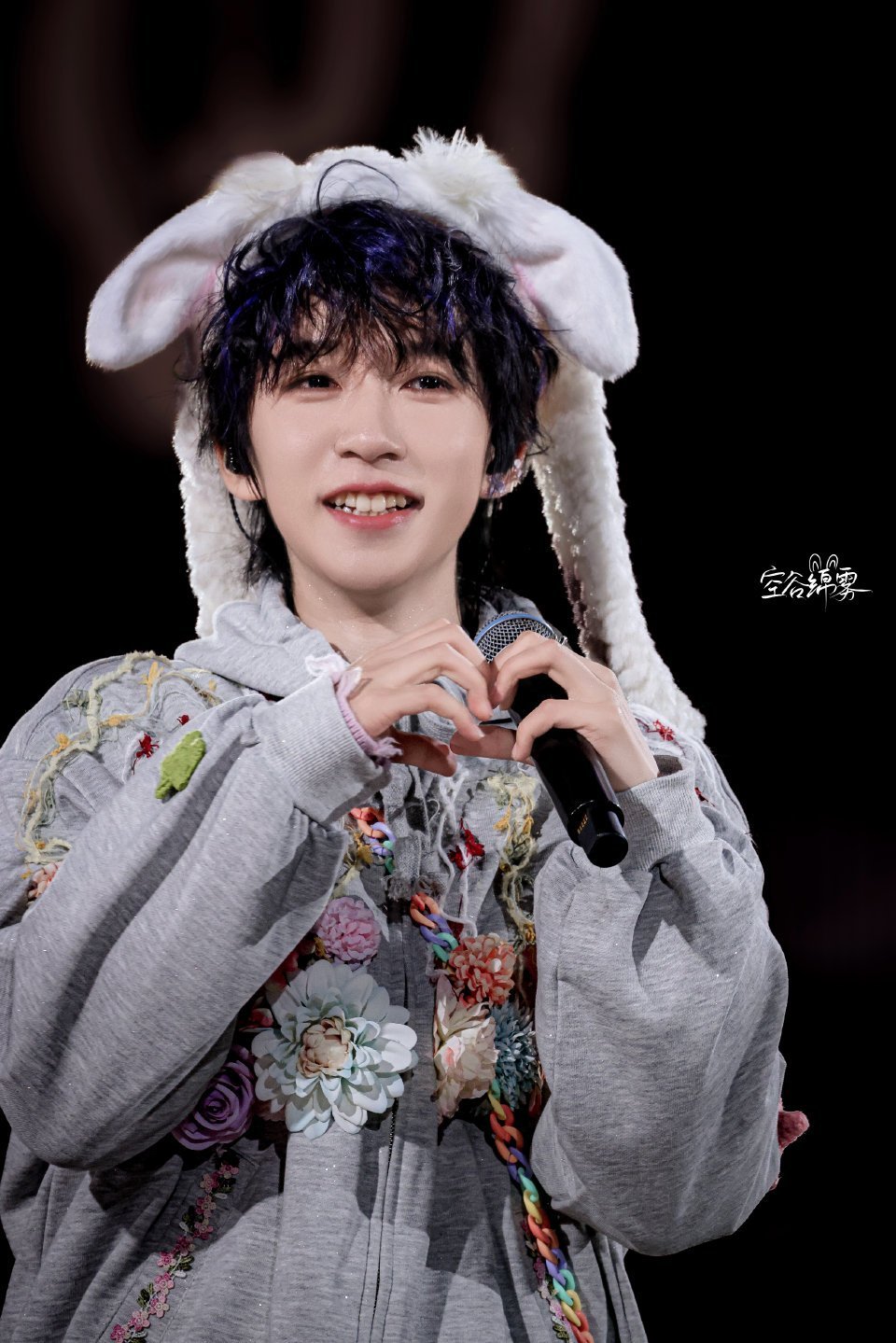 贺峻霖六周年演唱会造型完完全全就是一个小兔子谁懂卷毛看得我心软软 