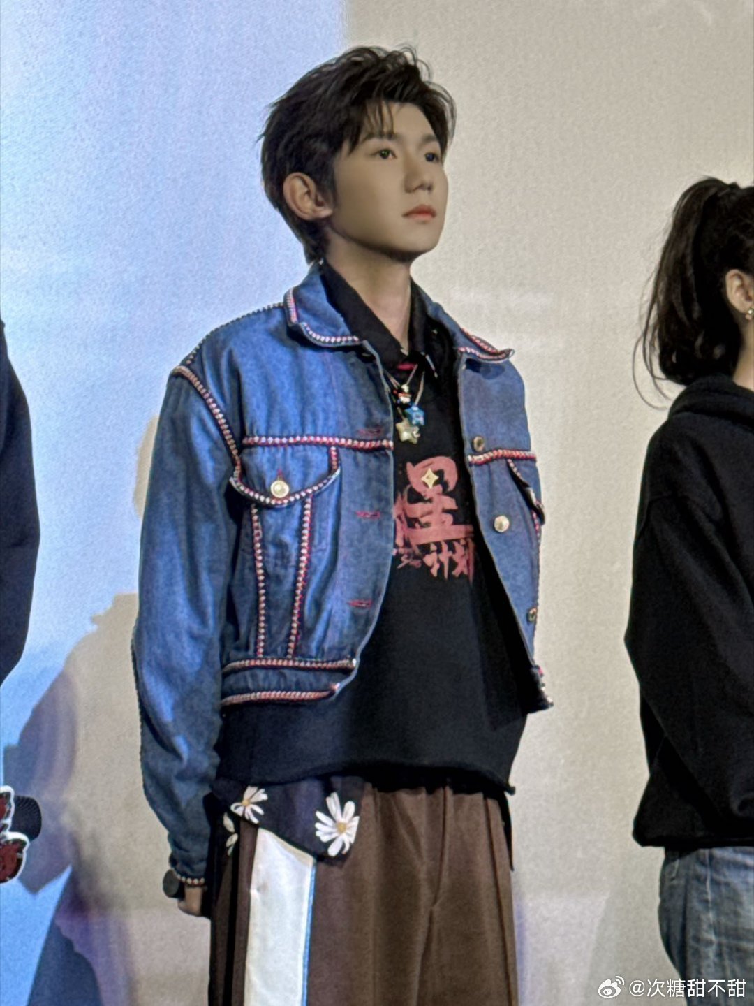 王源路演孤星伴月玩尬的  宿命感爆棚！王源张雪迎演绎“孤星伴月”，弥补遗憾，感动