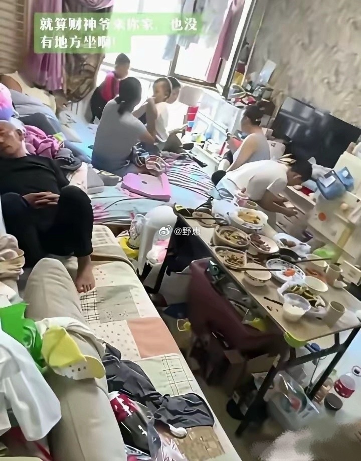 一屋子居然没一个收拾的，太压抑了！ 