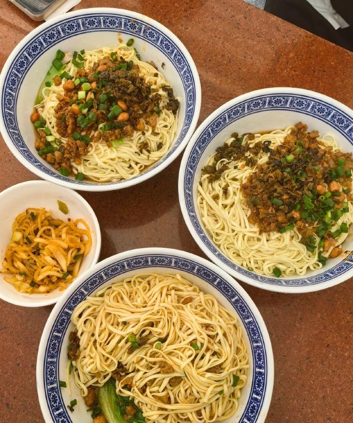 当我得知十来年前爱吃的面馆还在时，真是一种失而复得的喜悦，那么多年就涨了两块钱，