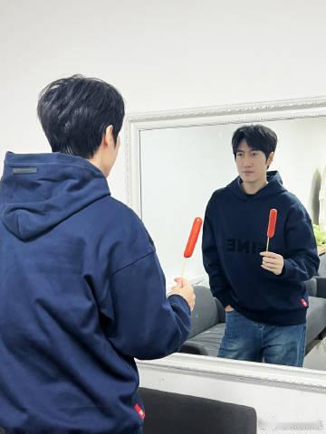 谁来把常远的电池抠了常远直接开启"人机模式"待机——沈腾吐槽像雕塑时，他连眨眼程