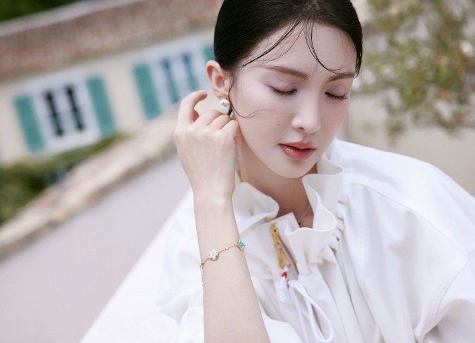 #金晨下半身失踪look##金晨下衣失踪# 纯白色下衣失踪look🈶️，纯白造