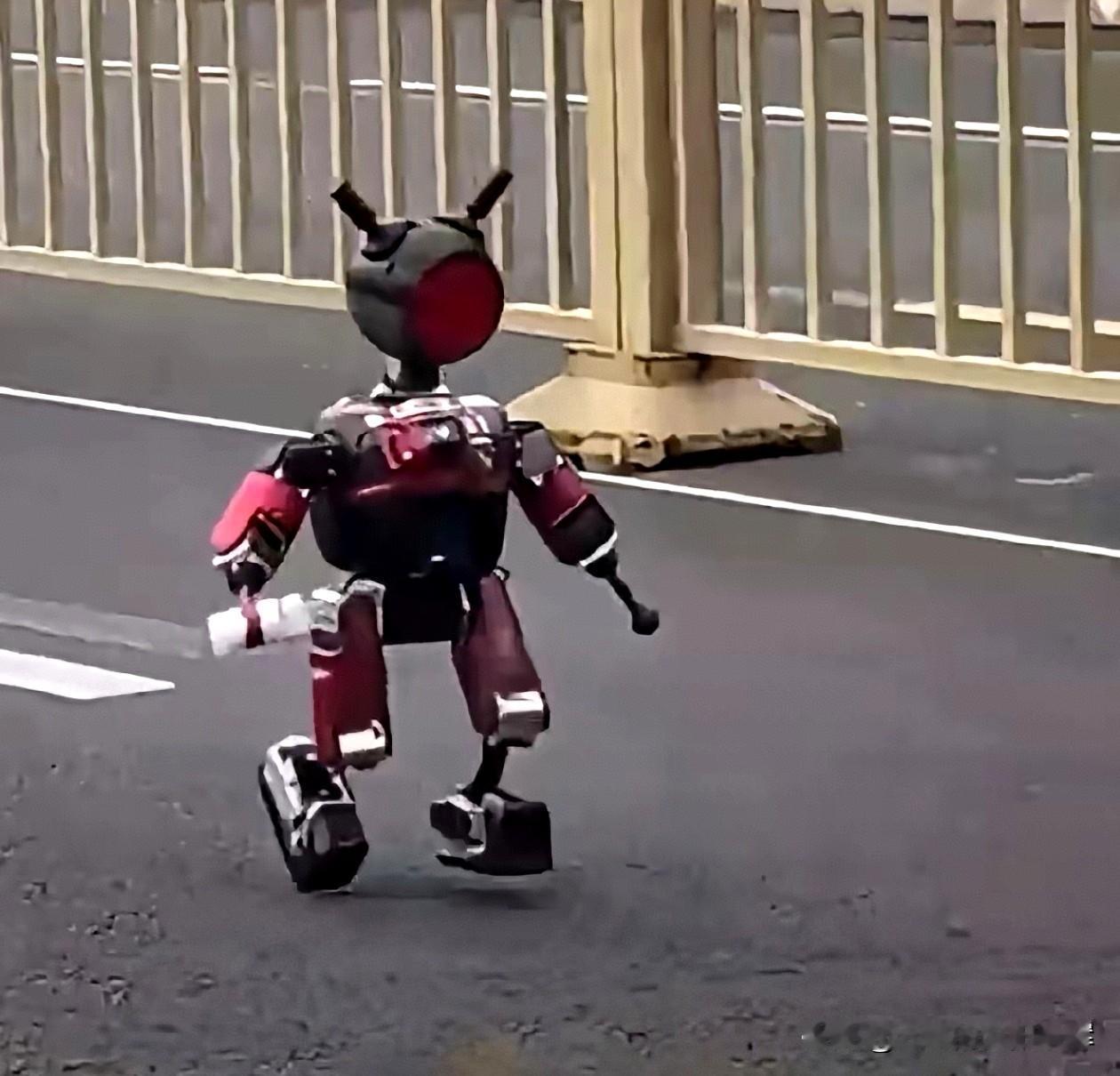 北京机器人马拉松赛事充满趣味，成功打破了大众对科技的刻板认知。

赛场上，各类机