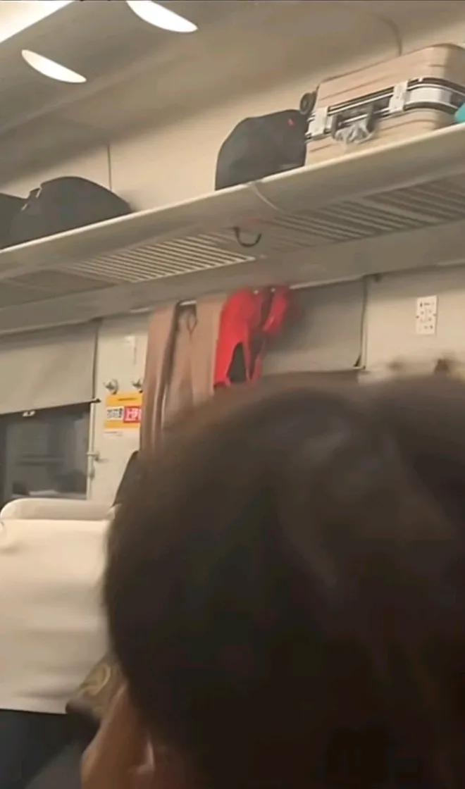 稀奇！红色内衣晒在火车车厢窗口上，还有裤子，这是在晒“家底”吗？就算急着穿，也不