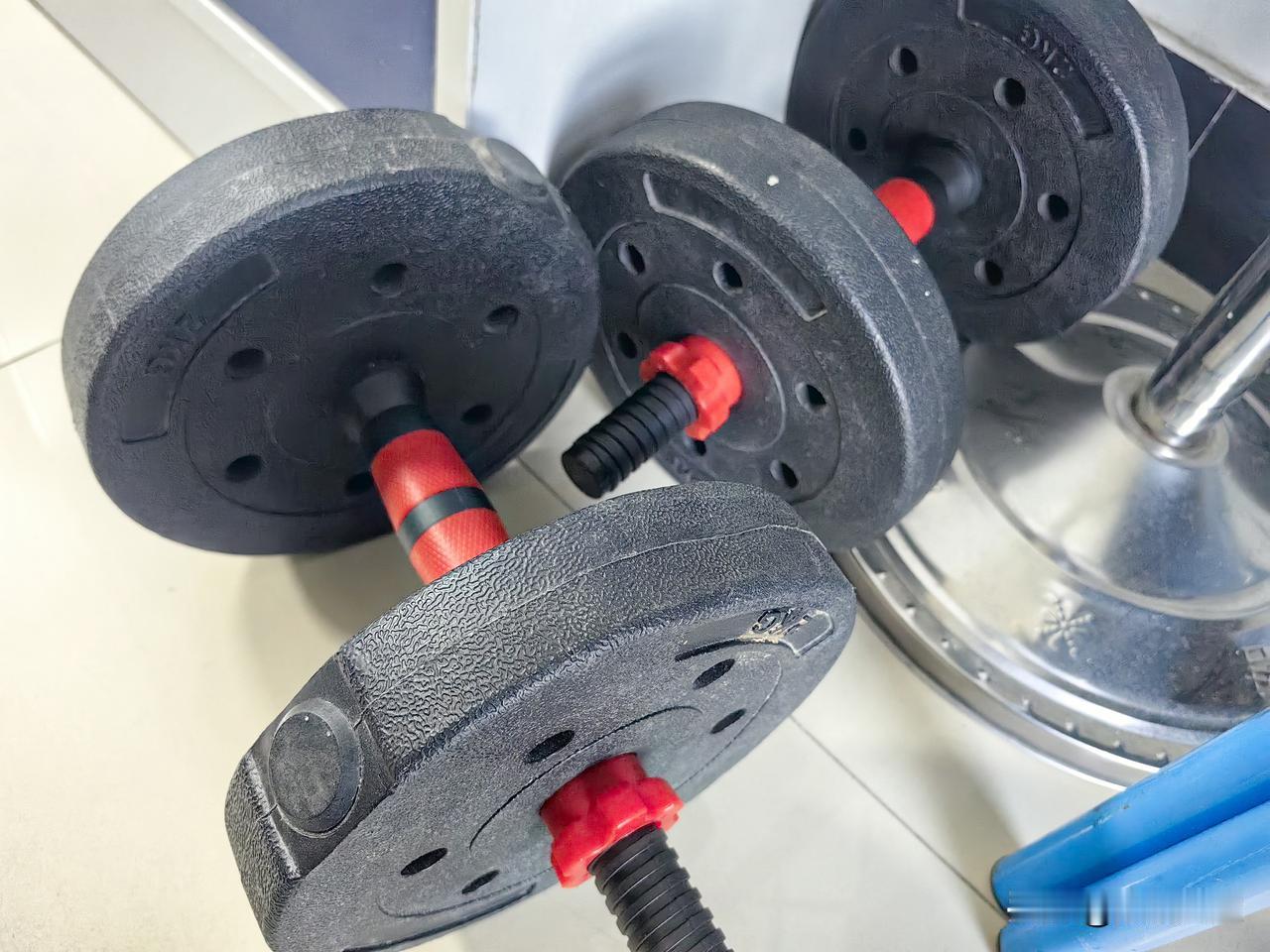 只要思想不滑坡，办法总比困难多。今天用哑铃锻炼的时候里面沙沙的响，苦思冥想找到一