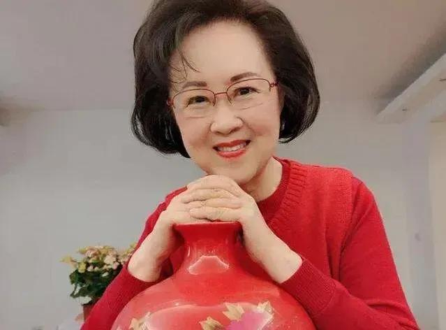 琼瑶的离去，给人们一种新的启发：如其在病疼缠身中活着，不如在清醒中优雅地离开。