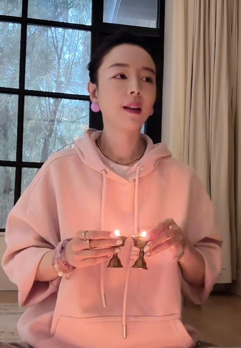 张静初不拍戏了，倒也挺会打发时间的，又是学习又是打坐的，看起来每天充裕的。
刷到