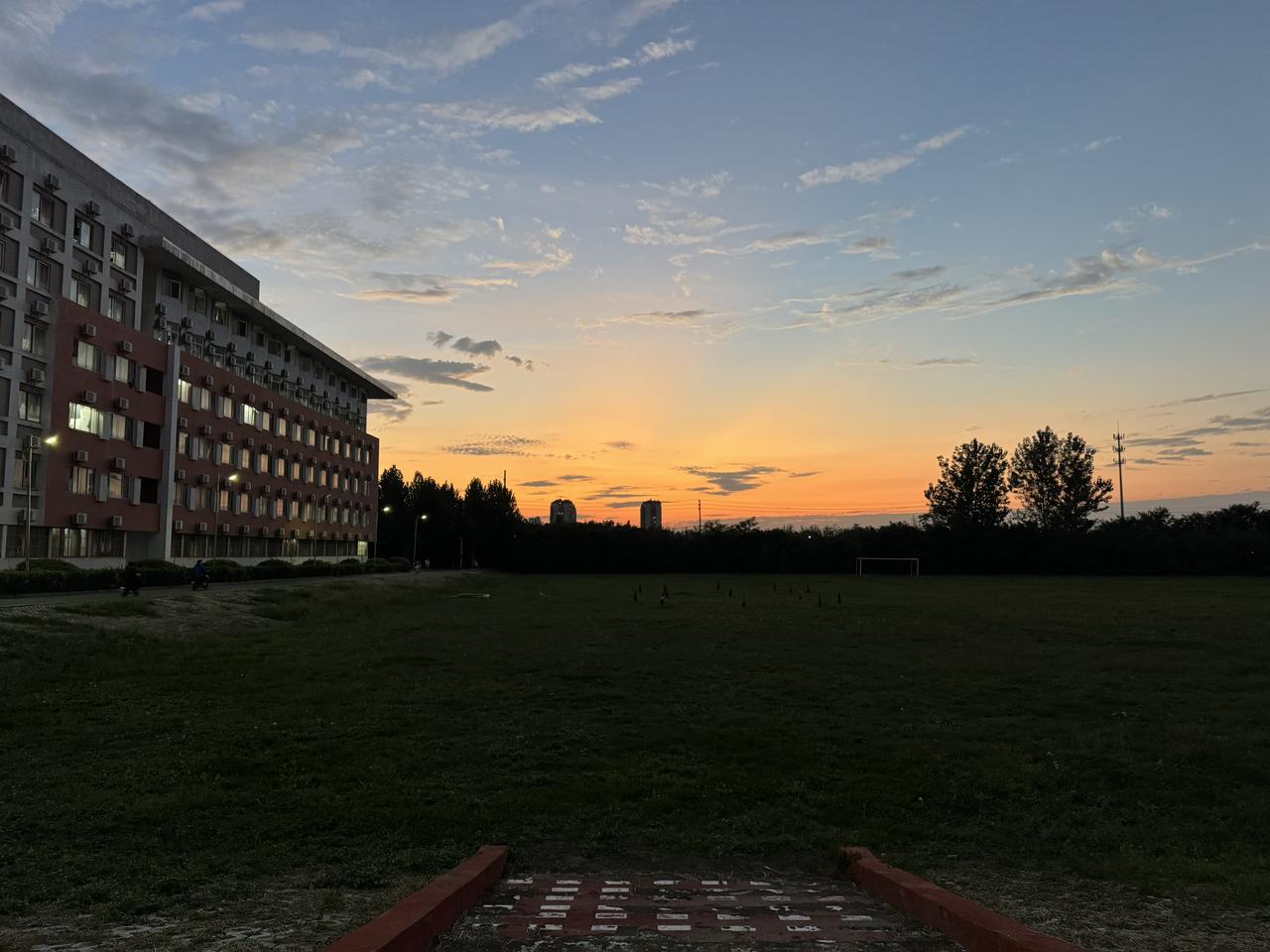不去想
他们拥有美丽的太阳
我看见
每天的夕阳 也会有变化
校园 秋天