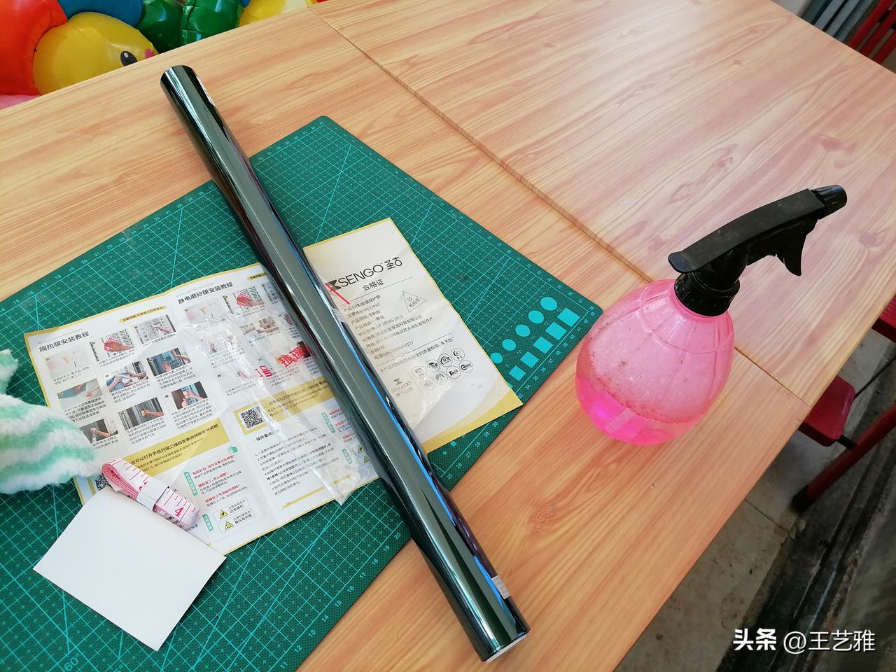 一早，我正在给房间窗子和门贴膜，这种膜从里面看可以看到窗外，从外面看，反射的还是