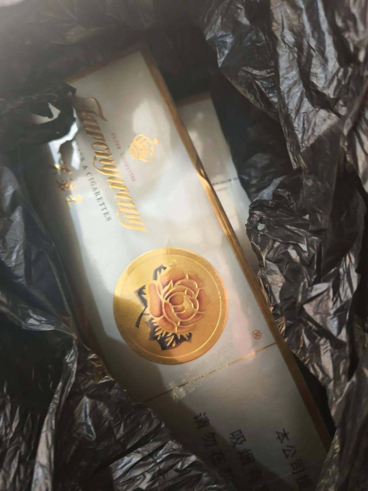 今天打开抽屉准备拿两个纸杯喝水，竟然又看到两条烟，这老公又偷偷买烟藏抽屉里，袋子