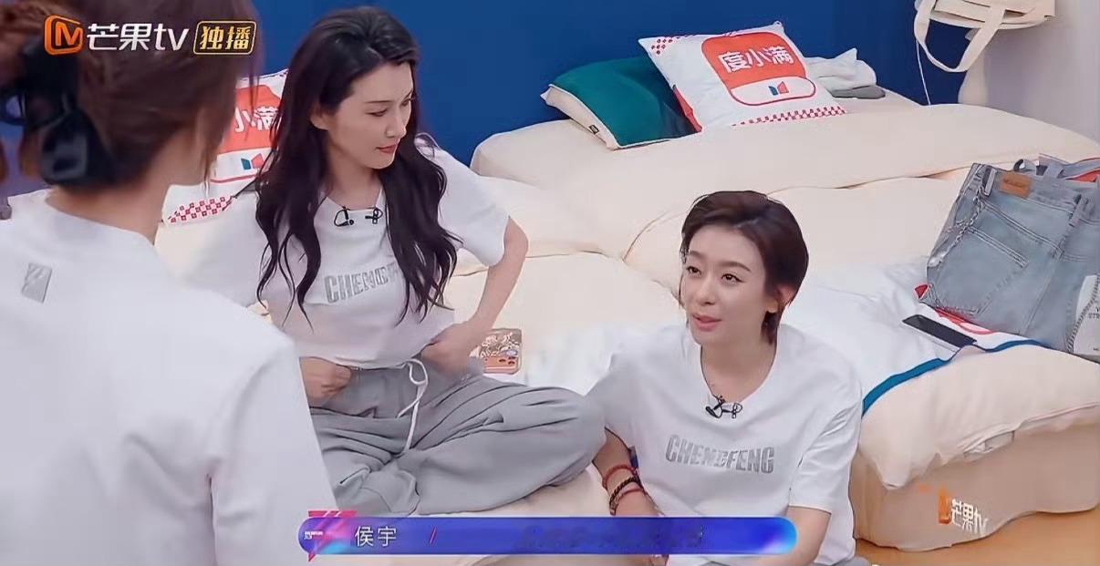 在卷生卷死的娱乐圈，她活成了最舒服的样子。羡慕！李小冉就这样提供情绪价值乘风20