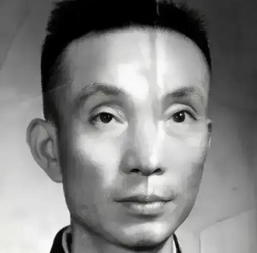 1939年，日军召开宴会，军统特工詹长麟趁机混入其中，他拿出了一包剧毒，悄悄撒进