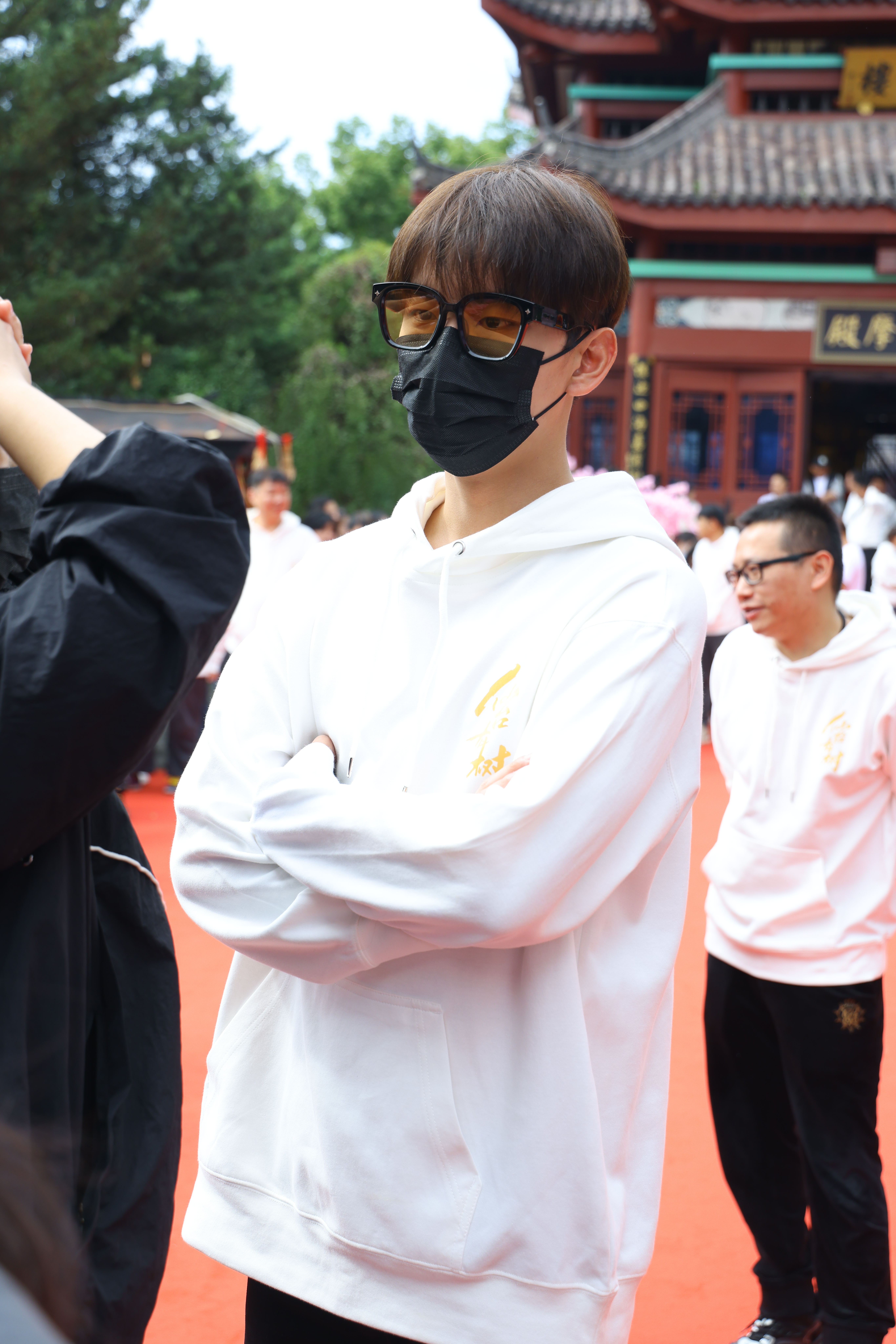 #陈鑫海仙台有树开机造型# 《仙台有树》开机现场有好多惊喜呀，陈鑫海黑框眼镜造型