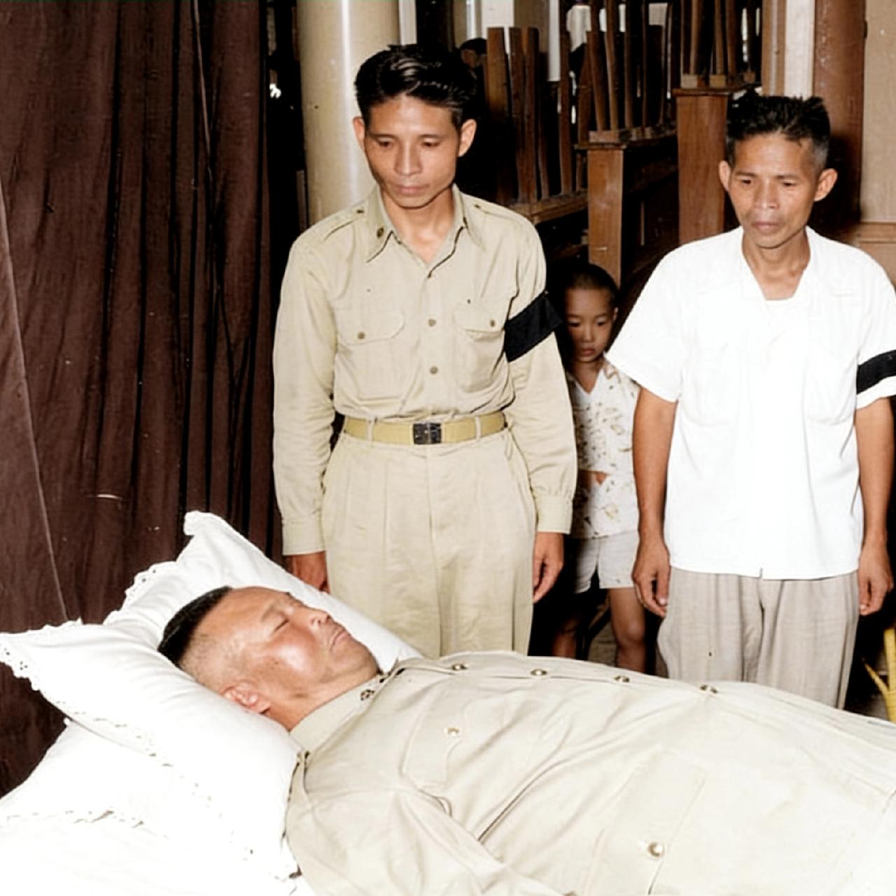 1954年，桂永清的人生走到了终点，这张照片，正是他咽气之后，家人悲痛之下拍摄的